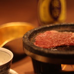 toukyounikukappounishiazabusudou - 一人一人、石焼でいただくすき焼きは別格！