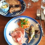 ブリコラージュ ブレッド アンド カンパニー ダイニング・カフェ - コース料理start ♡ 前菜盛り合わせは、自家製ハムスライス、サンマのコンフィ、キャロットラペ。こちらの自家製ハム大好きおいしいので、嬉しいプレート。(*´∀｀)　20181116
