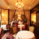 Vaas - ミシュラン1つ星シェフが手掛ける、美食が味わえるフレンチレストラン。レトロクラシカルな佇まいで威風堂々とした雰囲気です。