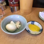 ラーメン 光家 - サービスの茹で卵と沢庵