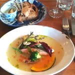 ブリコラージュ ブレッド アンド カンパニー ダイニング・カフェ - 本日のお魚料理は、サーモンのフープ仕立て。ふっくらジューシーなサーモンにトッピングされているのは、卵じゃなくいくらから作られる、マヨネーズ風なクリームで。親子ね☆　風味豊かなスープにはしょっつるもin