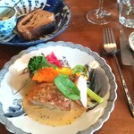 ブリコラージュ ブレッド アンド カンパニー ダイニング・カフェ - 本日のお肉料理は、松阪豚の三枚肉を使った白ワイン煮込み。プルっとほろほろほどける柔らかさと甘みが、ソースでさらに引き立てられてる！ 付け合わせにさっぱりピクルスが添えられていて、一口ごと改めて美味しい