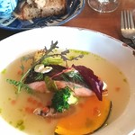 ブリコラージュ ブレッド アンド カンパニー ダイニング・カフェ - スープ仕立てのスープって、飲みきっていいのかしら？！　迷いながらも、美味しいから、ほとんどすくって飲んじゃいました。f(^ー^;　風味豊かで、ふっくらサーモン楽しめました。
