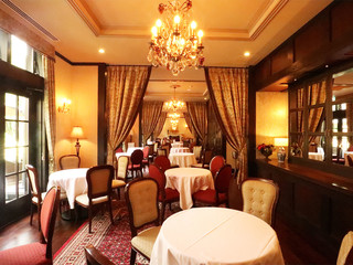 Vaas - ミシュラン1つ星シェフが手掛ける、美食が味わえるフレンチレストラン。レトロクラシカルな佇まいで威風堂々とした雰囲気です。