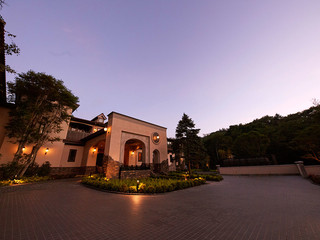 Vaas - 夜は上質な大人の雰囲気に。デートや大切な人との記念日にもぴったりな雰囲気です。