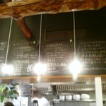 Japanese Vegetable House 菜 - キッチンの上の黒板にはおすすめメニューが