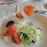箱根フォンテーヌ・ブロー仙石亭 - ニンジンジュースとサラダ