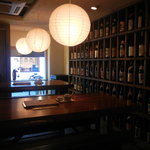 カウンター席からテーブル席を見る。壁面は総て焼酎。