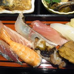 Sushi Kappou Sone - 鯵、海老、赤雲丹、糸巻法螺貝、剣先烏賊(壱岐剣)、大トロ、伊佐木、マグロの握り