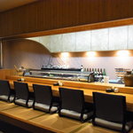 鮨割烹 曽根 - 店内のカウンター席
