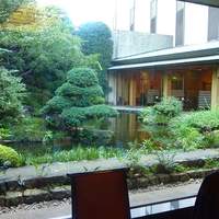 日本料理「雲海」 - 窓越の日本庭園