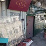 La Taverna COVO - 店外観（低い入り口扉）