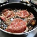 やすだ - ラスト一枚です！肉の旨味を割下に残して。。
      うどんへバトンタッチ(笑)
