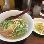 好麺 - 鶏そばとサラダ。餃子は後から出てきたので写真撮り忘れました。