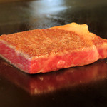 あざみ野うかい亭 - 4. うかい特選牛サーロインステーキ（2人分）塩胡椒を振って、強火の鉄板で一気に両面焼き上げる。