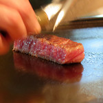 あざみ野うかい亭 - 4. うかい特選牛サーロインステーキ（2人分）強火エリアに戻して、一口大に切る。