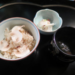 あざみ野うかい亭 - 5. 食事（薄くスライスしたマッシュルームを入れた洋風味付けご飯、わかめ味噌汁、漬物）