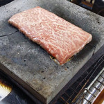 Nagi - 但馬ビーフの溶岩焼きでたったの2,200縁(円)は出血サービス、他では絶対この値段では提供出来ない逸品