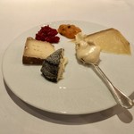 レ セゾン - コンテ、モンドール、シェーヴル、カンタル、スグリ、パッションフルーツなどのコンフィチュール、素晴らしい状態に管理されている。素晴らしくおいしい！！！！！