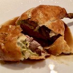 レ セゾン - ナイフを入れるとキャベツのデュクセル、ラール、ジュドトリュフの香りが立ち上る。サンチュベール(Saint-Hubert)ソース(内臓肉、骨、血、ワイン、フォン)は、軽く仕上げられていてどことなく醤油の香りがした。おいしい！！！！！