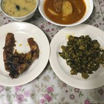 ラベヤ レストラン&スウィーツ - 左上ダル（豆スープ）、右上ボアル・ジョル（ヘリコプターナマズカレー）、右下デローシュ・バジ（オクラ炒め）、左下ボアル・バジ（ヘリコプターナマズの唐揚げ）