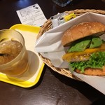 フレッシュネスバーガー - 烏龍茶とアボカドチーズバーガー