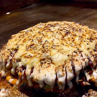 ビールとハイライト - 料理写真:炙りチーズはお客さんの目の前で炙るので、熱々トロトロ！やみつきになります。