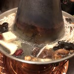 福満苑 鼓楼 - 棗や八角などのスパイスを煮て