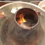 福満苑 鼓楼 - 炭火が燃えている