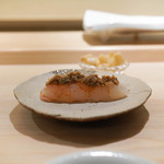 鮨 なんば - ぼたん海老にかに味噌と甲羅をつぶしたものを乗せた