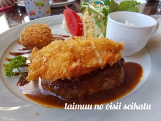 展望レストラン・ワンピース - チキンカツのせハンバーグ