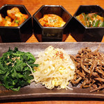 よろにく - ナムルとキムチの盛り合わせ