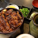 ひつまぶしに肝吸い、お新香が付いて2,800円也。