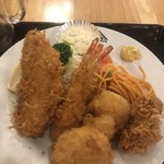 東都グリル - ミックスフライ１０００円。定食は１２００円。エビ、アジ、ホタテ×２、カキの盛り合わせです。最後まで美味しくいただきました（╹◡╹）