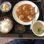 中国家庭料理 餃子王 - エビチリ定食！