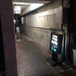 かどや - ビルの入り口です