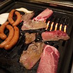 饗屋 - 焼いてま～す、コタツみたいな赤いランプみたいな？