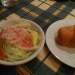 ピッツェリア ラポルタ - サラダとパン
