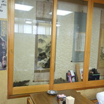 なかとら食堂 - 風情のある店内には掛け軸が飾られています