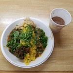 SPICY CURRY 魯珈 - 黒胡麻坦々咖喱＋搾菜のウプマと牛バラ中華咖喱 ＋木耳アチャールのあいがけカレーとチャイ