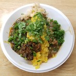 SPICY CURRY 魯珈 - 黒胡麻坦々咖喱＋搾菜のウプマと牛バラ中華咖喱 ＋木耳アチャールのあいがけカレー