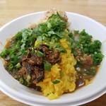 SPICY CURRY 魯珈 - 黒胡麻坦々咖喱＋搾菜のウプマと牛バラ中華咖喱 ＋木耳アチャールのあいがけカレー