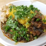 SPICY CURRY 魯珈 - 黒胡麻坦々咖喱＋搾菜のウプマと牛バラ中華咖喱 ＋木耳アチャールのあいがけカレー