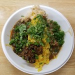 SPICY CURRY 魯珈 - 黒胡麻坦々咖喱＋搾菜のウプマと牛バラ中華咖喱 ＋木耳アチャールのあいがけカレー