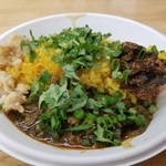 SPICY CURRY 魯珈 - 黒胡麻坦々咖喱＋搾菜のウプマと牛バラ中華咖喱 ＋木耳アチャールのあいがけカレー