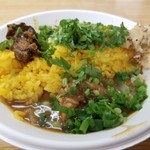 SPICY CURRY 魯珈 - 黒胡麻坦々咖喱＋搾菜のウプマと牛バラ中華咖喱 ＋木耳アチャールのあいがけカレー