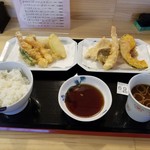 Hakata Tempura Semmon Tenohirugohan - 大盛り天ぷら定食