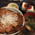 十勝豚丼 いっぴん - 豚丼セット 味噌汁と漬物、梅奴（orサラダ）付