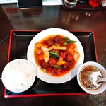 竹園 - 肉団子甘酢煮とライス（小）、スープ（サービス）