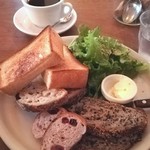 パーラー江古田 - トーストセットよく焼き、添えカルピスバター。できればサラダ多め、わがままですよね～(笑) 980円。税抜き　スライスパンは、ごまパンとベリーのベーグル、リュスティック各2スライス。20181114